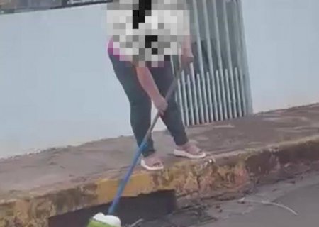Mulher é flagrada jogando lixo em bueiro na Vila Santo Amaro