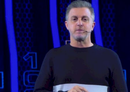 Luciano Huck quebra protocolo e ajuda dupla que perdeu tudo no The Wall: ‘Me comprometo’