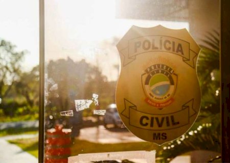 Bêbado, motorista de Hilux bate em quatro veículos e arrasta motocicleta por 150 metros em Campo Grande