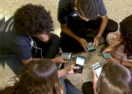 Riedel regulamenta proibição do uso de celulares em escolas de Mato Grosso do Sul