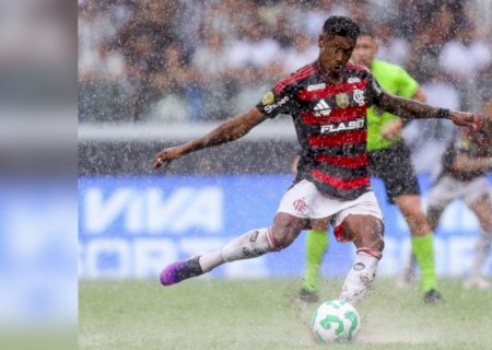 Partida entre Flamengo e Botafogo retoma após 1h12 de paralisação devido à chuva