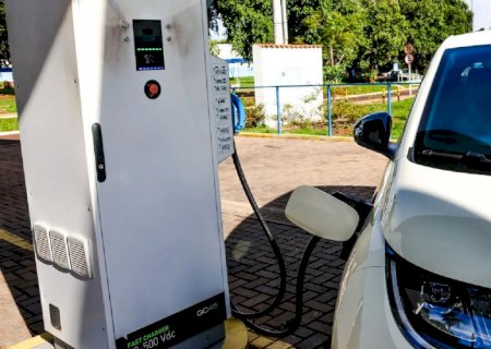 Número de eletropostos cresce em Campo Grande, mas recarregar de forma rápida no interior ainda é desafio