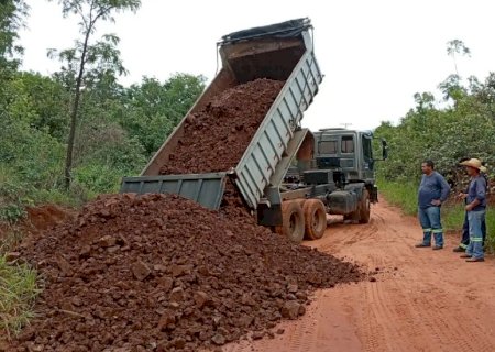 Prefeitura retoma manutenção e cascalhamento de via de acesso ao Jardim Atlântico