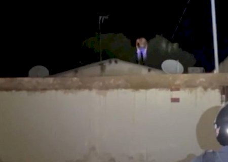 VÍDEO: Bandido foi cercado em cima de telhado após invadir casa   e fazer família refém em Campo Grande 