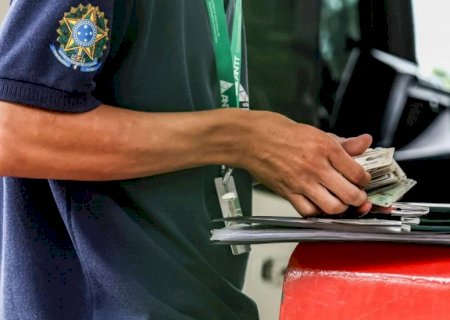 Ônibus em viagem irregular com estrangeiros é autuado em Campo Grande