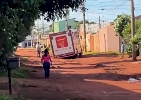 Em bairro tomado por lama, até caminhão da Coca-Cola atola em rua do Ramez Tebet