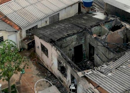 VÍDEO: Incêndio deixa residência completamente destruída no bairro Coronel Antonino
