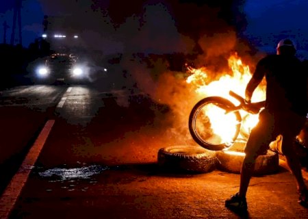 Moradores de área rural fecham BR-262 em protesto após ficarem ‘ilhados’
