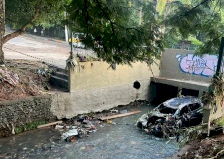 Homem desaparece após ter carro arrastado por enxurrada em São Paulo
