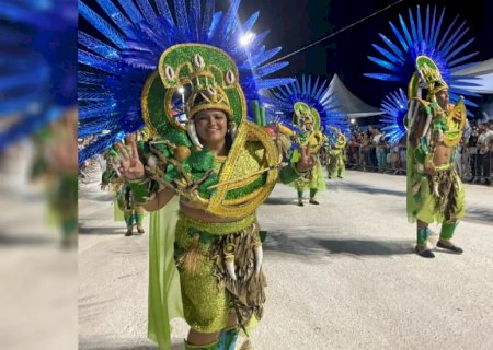 Quatro escolas de samba abrem desfiles na Praça do Papa em Campo Grande