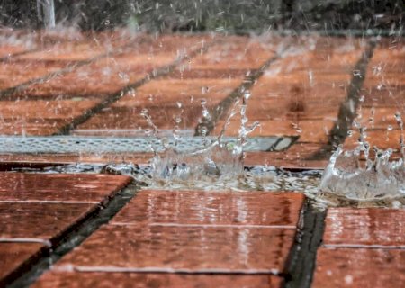 VÍDEO: Chuva chega forte e acompanhada por granizo em Campo Grande