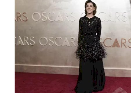 Com vestido longo de plumas, Fernanda Torres cruza o tapete vermelho do Oscar