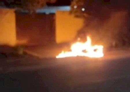 VÍDEO: homem ateia fogo em motocicleta após acidente