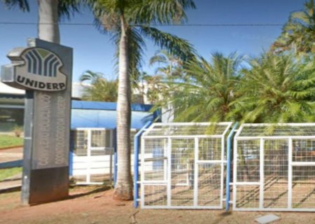 Clínica alaga com chuva e acadêmicos de odontologia protestam por melhorias em universidade particular