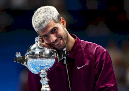 Alcaraz tem atrito com juiz, mas vence na final de Tóquio e fatura 8º título no ano