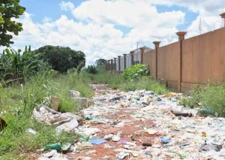 Rua na Vila Nasser vira lix&atilde;o "a c&eacute;u aberto" e preocupa moradores
