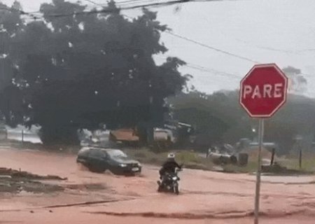Em menos de 30 minutos, chuva alaga ruas no Jardim Noroeste e Panorama