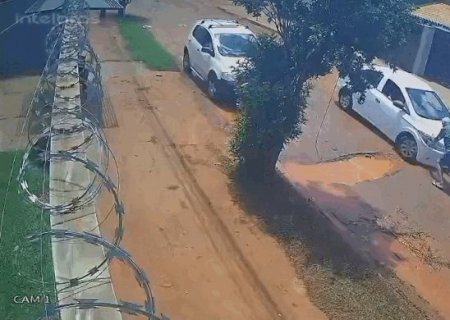Carro cai em vala aberta durante obra no S&atilde;o Conrado