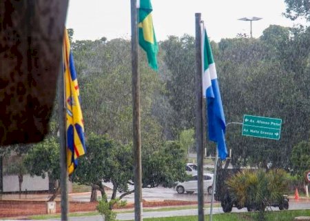 Chuva atinge pontos da Capital, que est&aacute; sob alerta amarelo