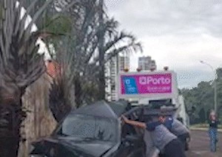 Carro derrapa na chuva e destr&oacute;i ve&iacute;culo estacionado na Via Park
