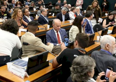 Pedido de vista adia votação da PEC do fim da 6x1 na CCJ da Câmara