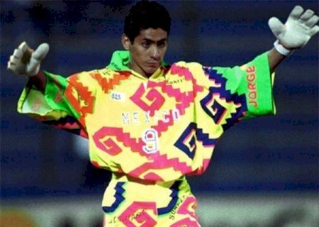 Lembra dele? Goleiro do México em três Copas, Jorge Campos lança coleção inspirada em estilo extravagante