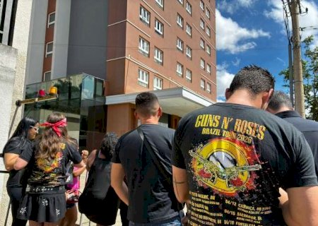 F&atilde;s esperam &uacute;ltimos minutos por abra&ccedil;o, aut&oacute;grafo ou aceno do Guns