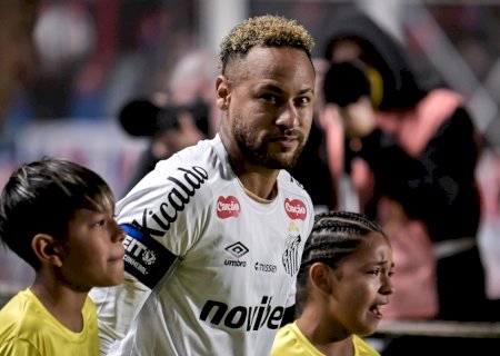 Neymar é tietado após empate do Santos na Argentina e dá chuteira para jogador do San Lorenzo