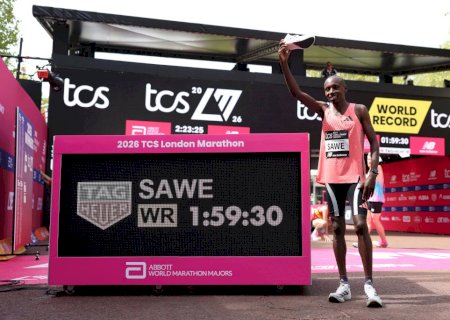 Queniano bate recorde mundial e é primeira pessoa a correr maratona abaixo das duas horas