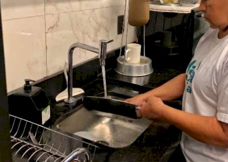 Entre faxinas e sustos, Nedir j&aacute; viu amiga aspirar at&eacute; morto na Europa