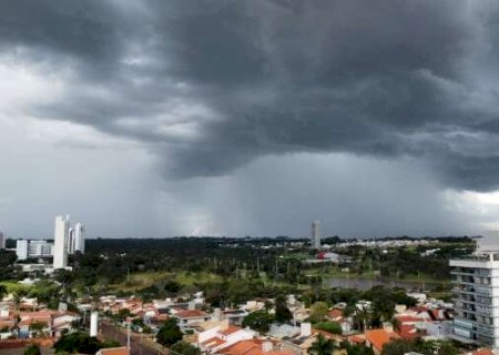 Chuva e ventania atingem bairros da Capital neste domingo