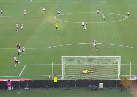 Coritiba x Atlético-MG: Lyanco manda "pede pra sair" a Ronier, erra em gol e é provocado; assista