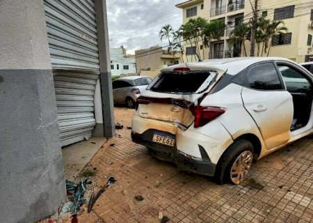 Carro &eacute; lan&ccedil;ado contra porta de estabelecimento ap&oacute;s colis&atilde;o no Centro
