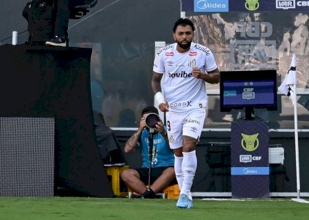 Gabigol critica arbitragem após amarelo por reclamação em Santos x Flu: "Não dá pra pedir por favor"