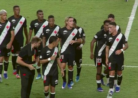 Puma e Thiago Mendes batem boca em Paysandu x Vasco; Rojas pede "calma" no vestiário