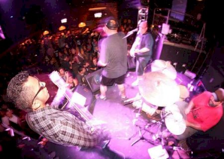 Bar do Carioca celebra 20 anos com noite de rock e cinema na cal&ccedil;ada