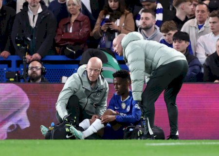 Estêvão deixa jogo entre United e Chelsea com dores após pisar em falso no gramado