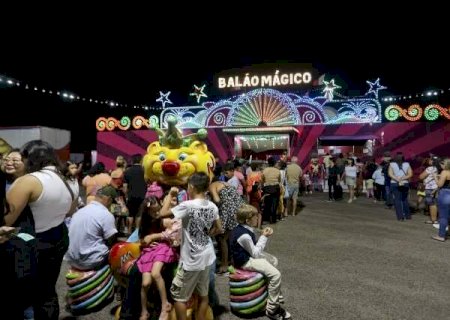 Circo Bal&atilde;o M&aacute;gico tem ingressos esgotados em noite de nostalgia