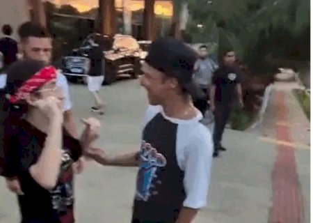 Manoela perde show, mas abra&ccedil;a m&uacute;sicos e ganha presente do Guns N' Roses