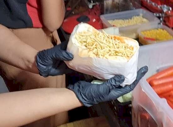 Lanchonete d&aacute; cachorro-quente de gra&ccedil;a para agradar trabalhador CLT