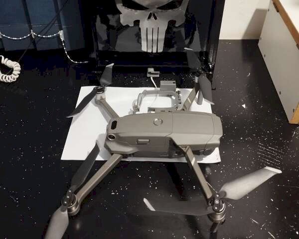 Drone com maconha e 4 celulares fica preso em tela de prote&ccedil;&atilde;o de pres&iacute;dio