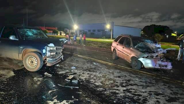Motorista morre preso &agrave;s ferragens em acidente entre carro e caminhonete