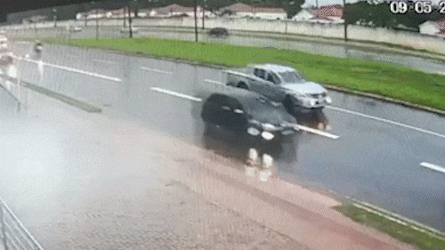C&acirc;mera flagrou acidente que matou motociclista sem CNH na Duque de Caxias