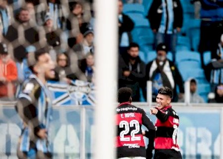 Com gol de Carrascal, Flamengo derrota Gr&ecirc;mio e pressiona o l&iacute;der Palmeiras