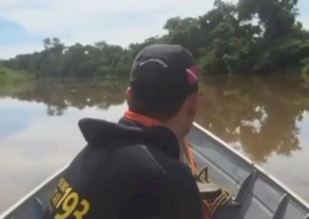 Barco &agrave; deriva leva bombeiros a corpo de jovem no Rio Miranda