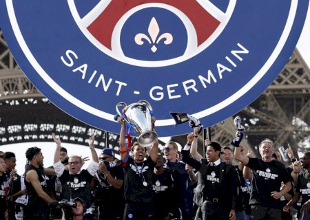 PSG comemora título da Champions League junto da torcida em frente à Torre Eiffel; veja fotos