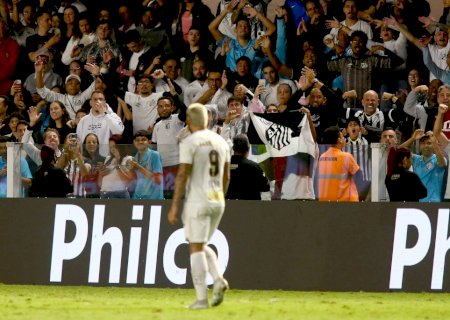 Santos x Vitória: Gabigol marca, entra para top-10 do Brasileirão, mas é expulso por gesto obsceno