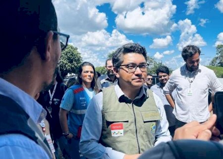 Ministro assina termo sobre agrot&oacute;xicos e planos de gest&atilde;o de aldeias em MS