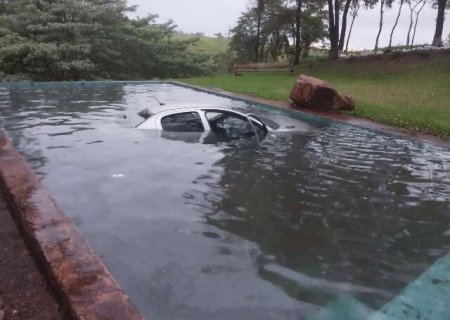 Mulher morre ap&oacute;s persegui&ccedil;&atilde;o acabar com carro em piscina