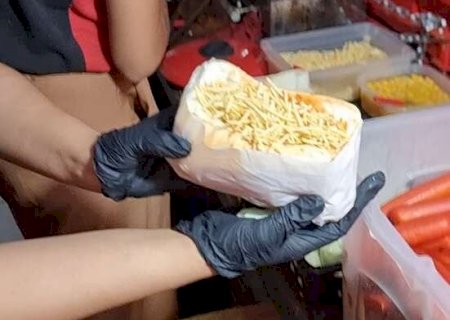 Lanchonete d&aacute; cachorro-quente de gra&ccedil;a para agradar trabalhador CLT